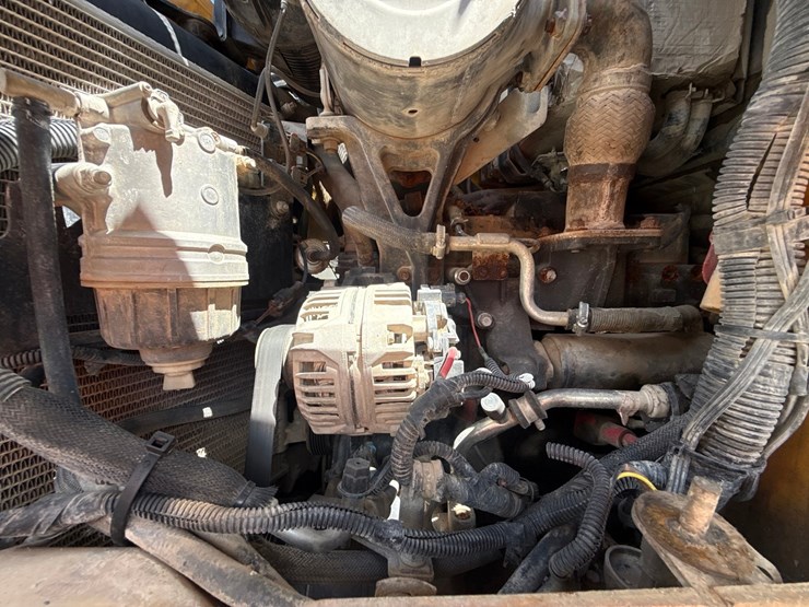 2015-deere-320e-image-31