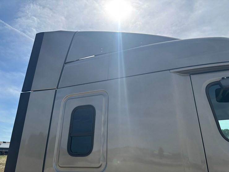 #2164-•-2022-freightliner-cascadia-pt126slp-sleeper-cab-truck-tractor-image-33