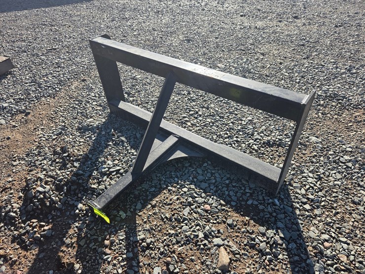 #6185-•-unused-2"-skid-steer-hitch-adapter-image-1