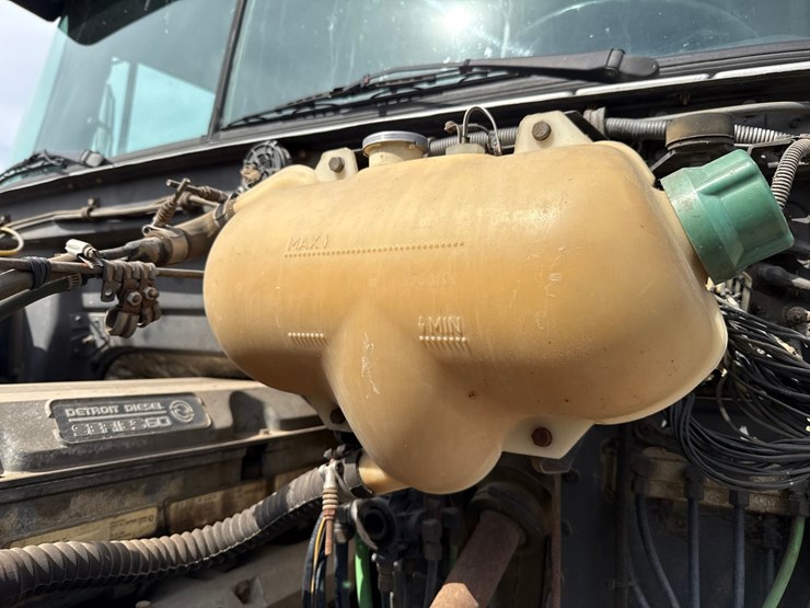 #60835-•-1991-volvo-/-gm-white-tandem-axle-storm-truck-image-14