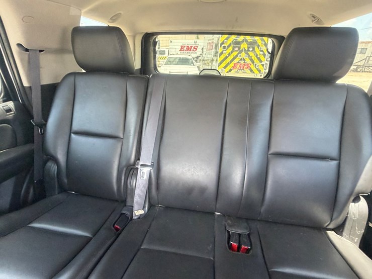2011-chevrolet-tahoe-image-25