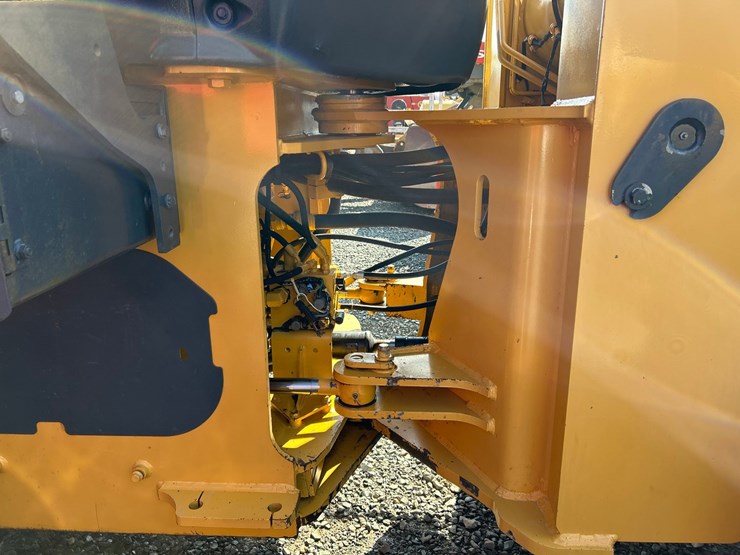 2012-deere-624k-image-33