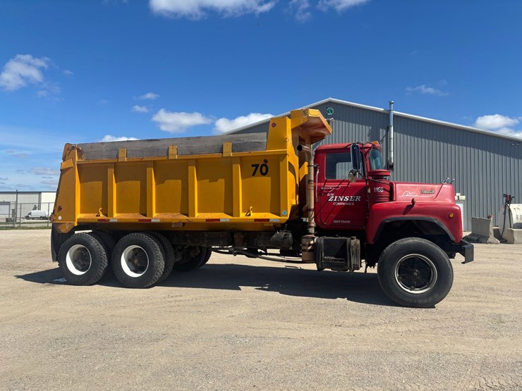 #2174-•-1984-mack-dm660-tandem-axle-dump-truck-image-4