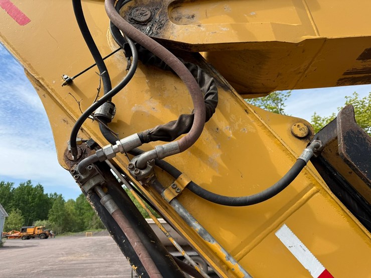 caterpillar-m318-image-18