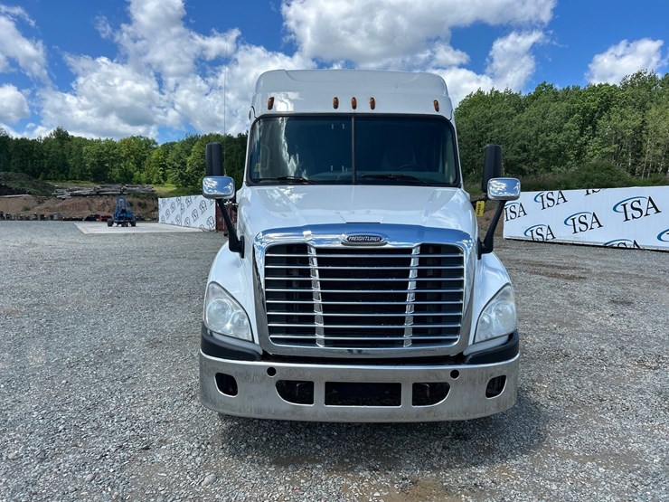 #60944-•-2016-freightliner-125-sleeper-cab-truck-tractor-image-8