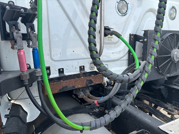 2021-freightliner-cascadia-126-image-72