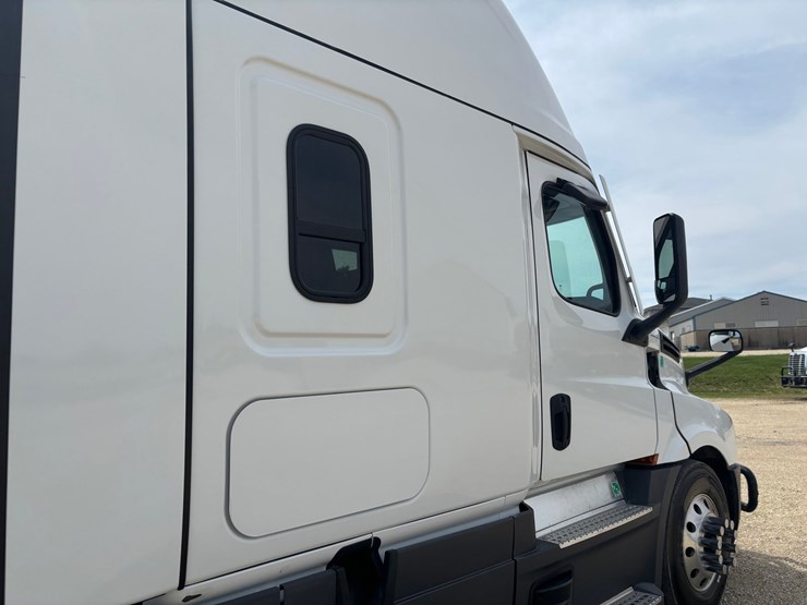 2021-freightliner-cascadia-126-image-32