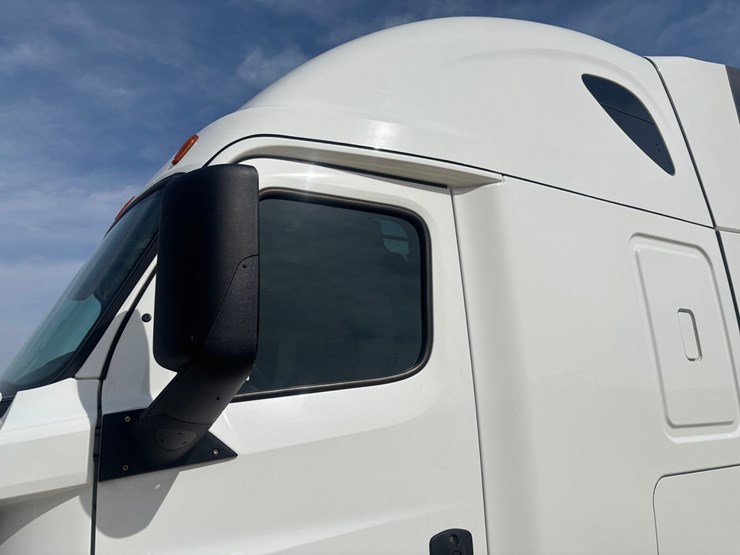 2022-freightliner-cascadia-126-image-9
