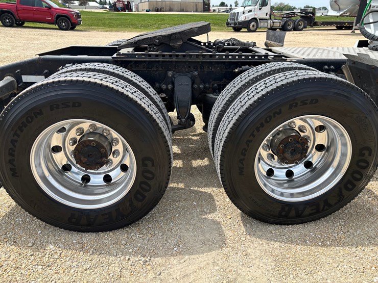 2020-western-star-5700xe-image-109