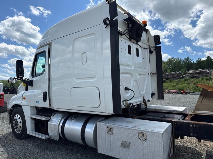#60944-•-2016-freightliner-125-sleeper-cab-truck-tractor-image-30