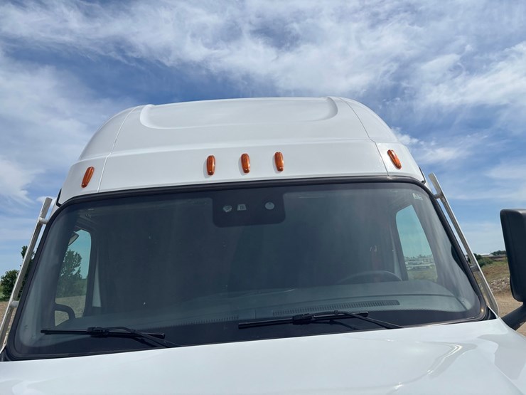 2021-freightliner-cascadia-126-image-24
