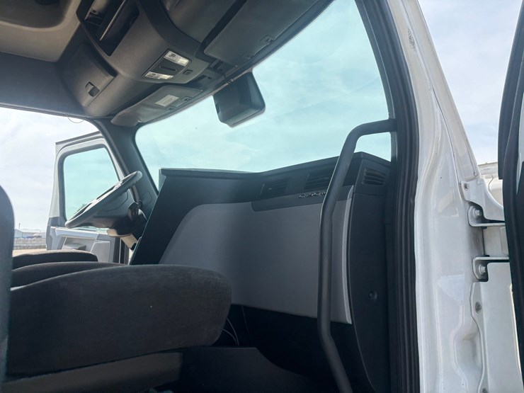 2022-freightliner-cascadia-126-image-55