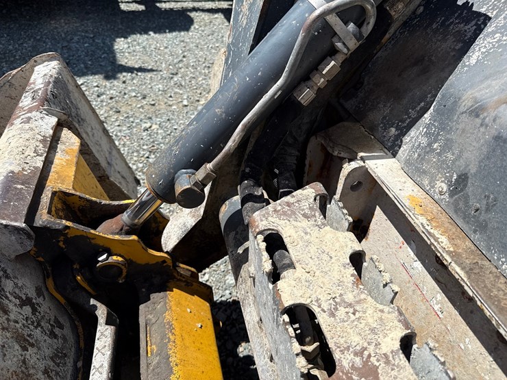 2015-deere-320e-image-13