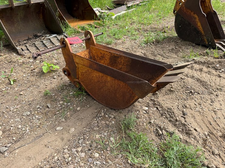 #1767-•-approx-12"-excavator-bucket-image-1
