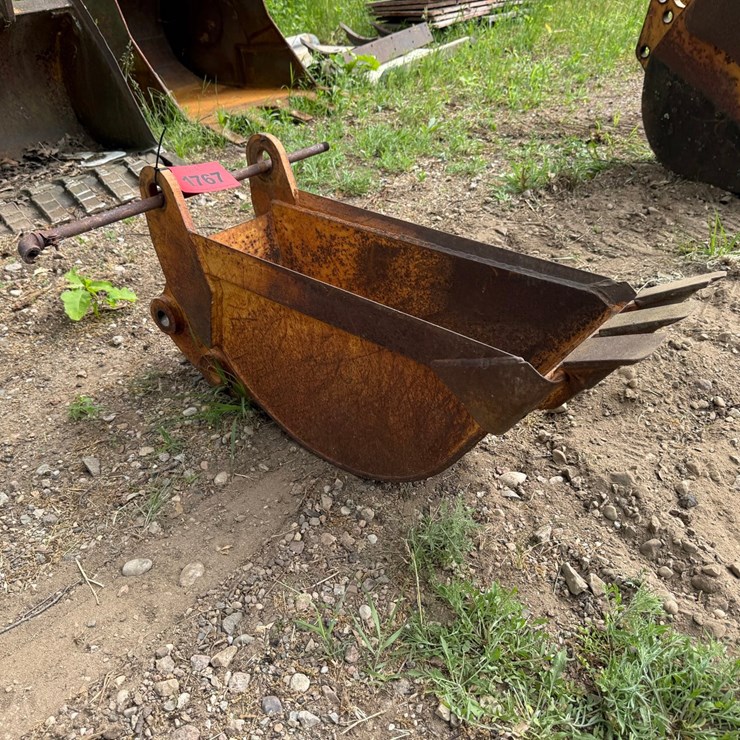 #1767 • Approx 12" Excavator Bucket