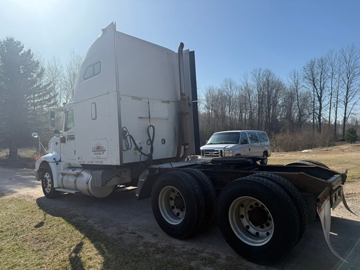 #1401-•-2005-international-9400i-6x4-sleeper-cab-truck-tractor-image-3