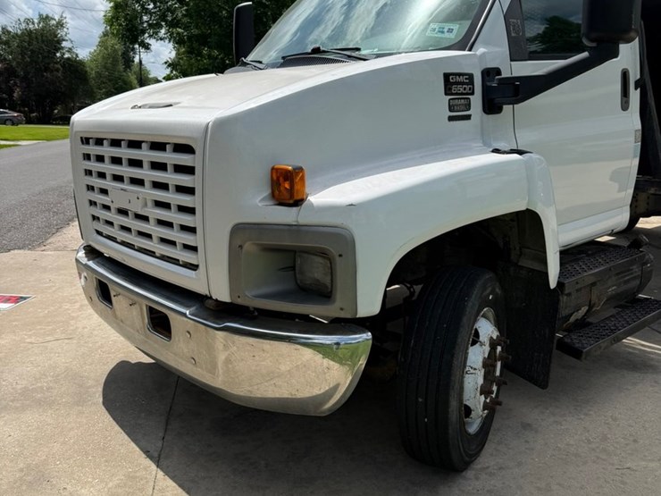#1404-•-2006-gmc-6500-chip-box-truck-image-1