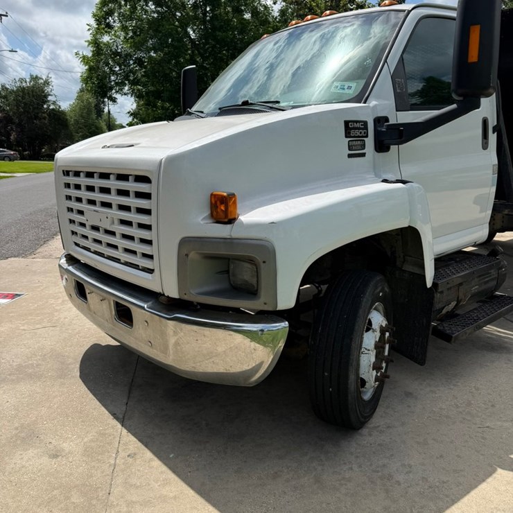 #1404 • 2006 GMC 6500 Chip Box Truck