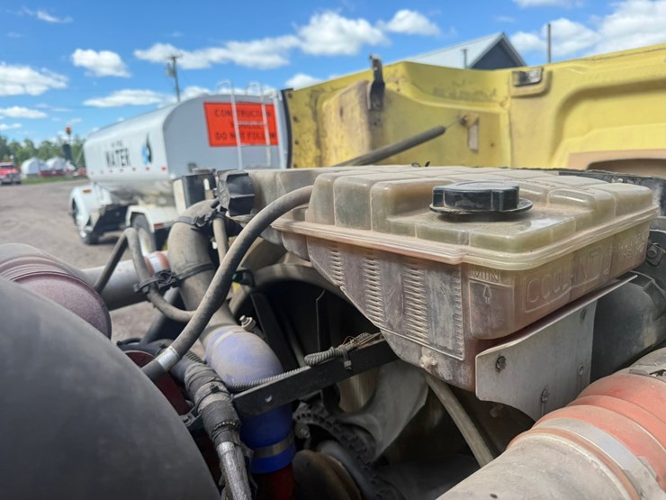 #1362-•-2010-peterbilt-day-cab-truck-tractor-image-25