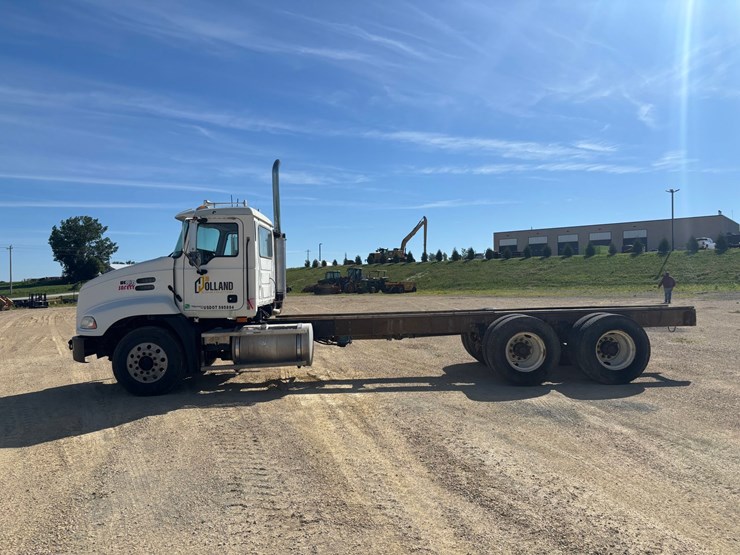 #2160-•-2000-mack-cxn-613-vision-cab-chassis-image-1