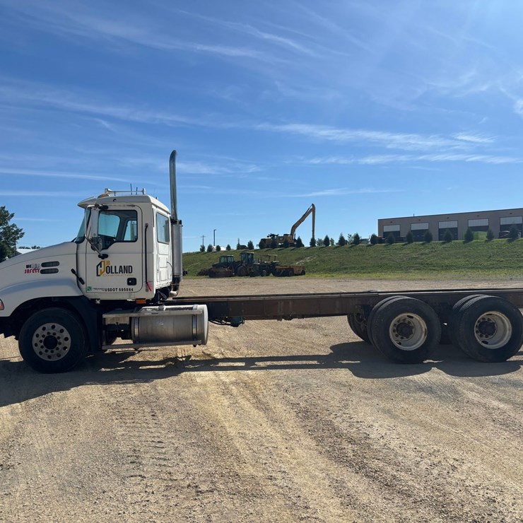 #2160 • 2000 Mack CXN 613 Vision Cab Chassis