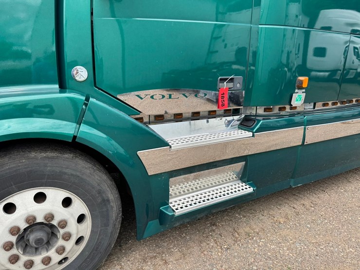 #1858-•-2007-volvo-10th-anniversary-series-sleeper-cab-truck-tractor-image-12