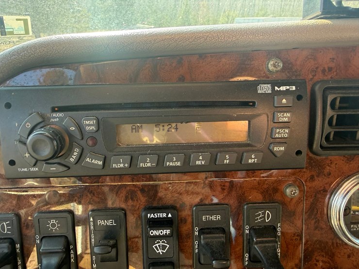 #1401-•-2005-international-9400i-6x4-sleeper-cab-truck-tractor-image-71