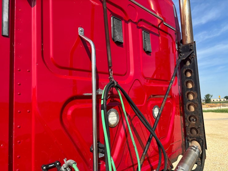 2017-freightliner-cascadia-125-image-67