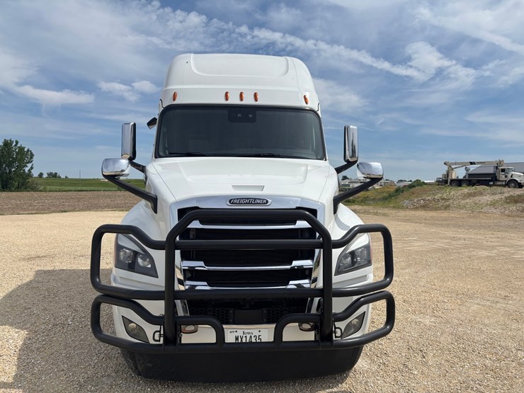 2021-freightliner-cascadia-126-image-6