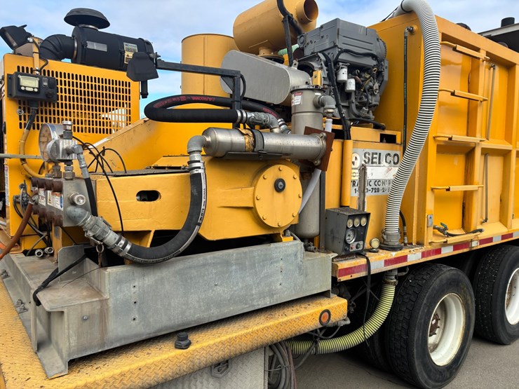 2005-gmc-t7500-image-32