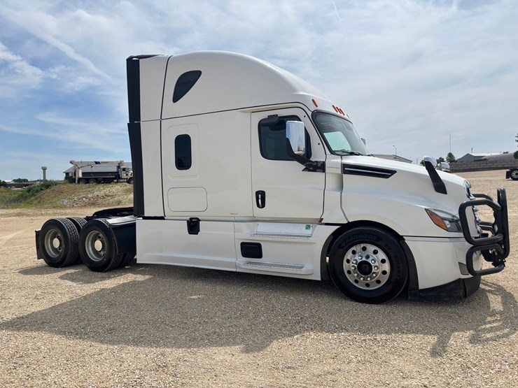 2021-freightliner-cascadia-126-image-5