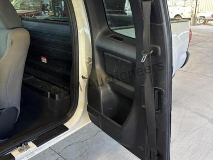 2017-toyota-tacoma-image-25