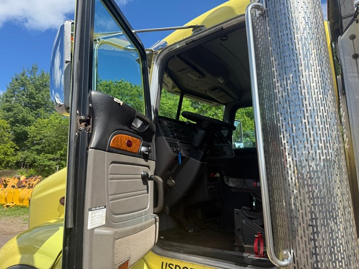 #1362-•-2010-peterbilt-day-cab-truck-tractor-image-96