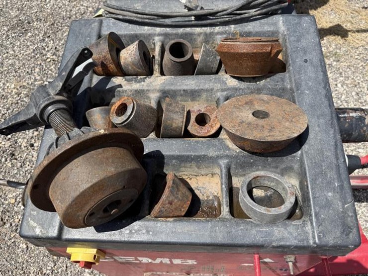 #63-•-cemb-c-211-tire-balancer-machine-image-5