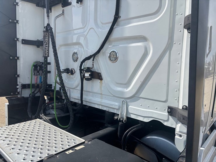 2022-freightliner-cascadia-126-image-36