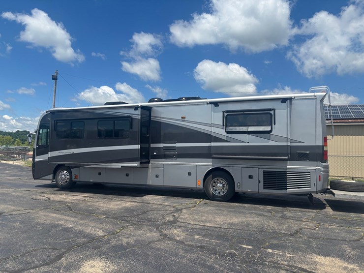 #2211-•-2005-fleetwood-revolution-40l-image-2