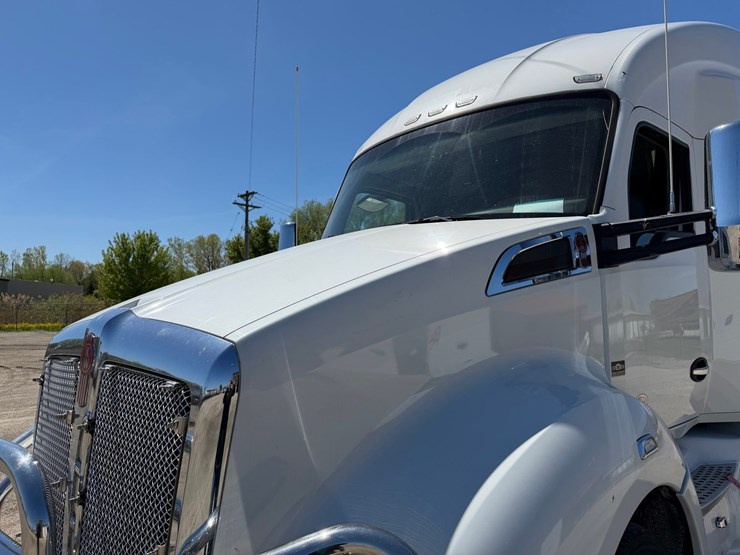2018-kenworth-t680-image-10
