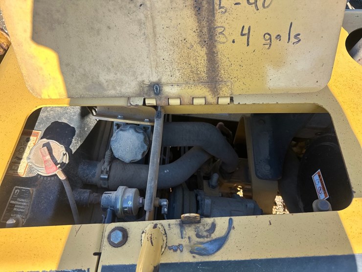 2004-caterpillar-d3g-xl-image-35