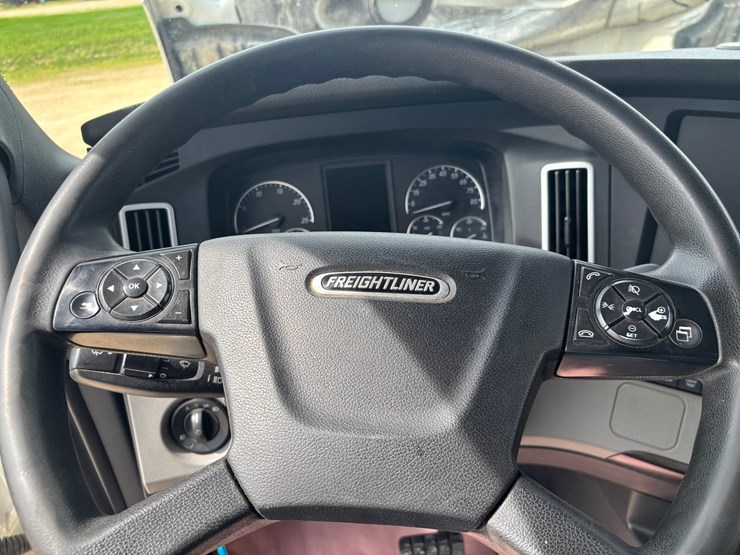 2021-freightliner-cascadia-126-image-54