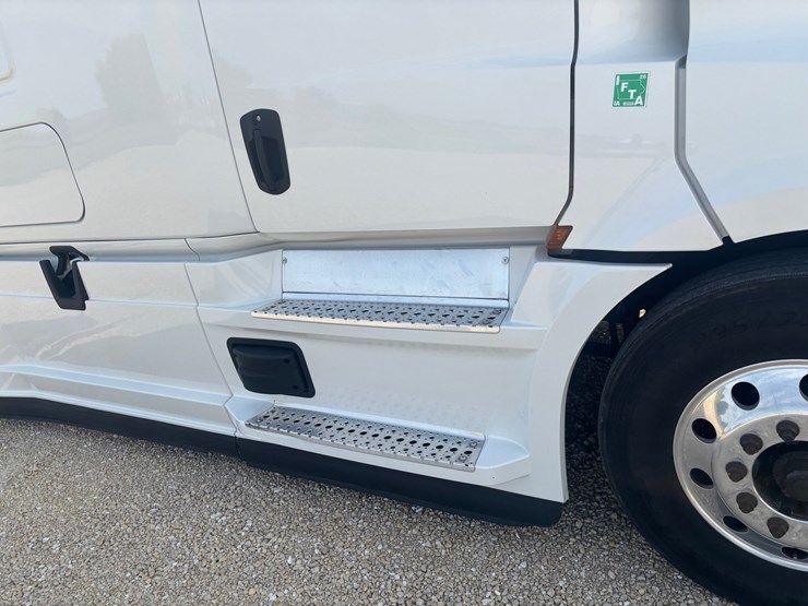 2022-freightliner-cascadia-126-image-28