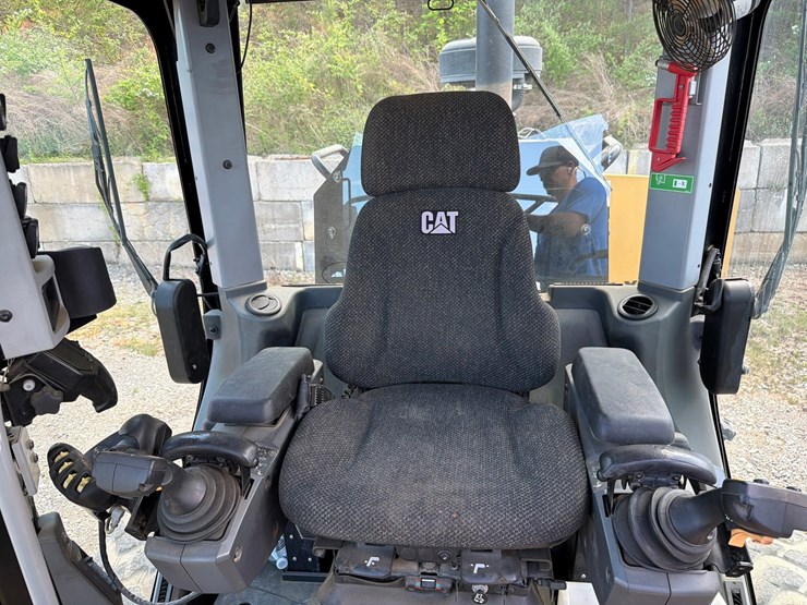 2018-caterpillar-12m3-image-45