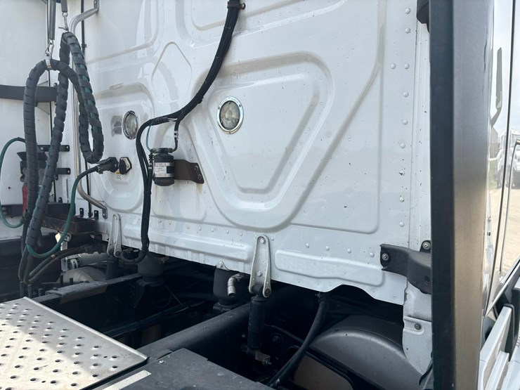 2022-freightliner-cascadia-126-image-33