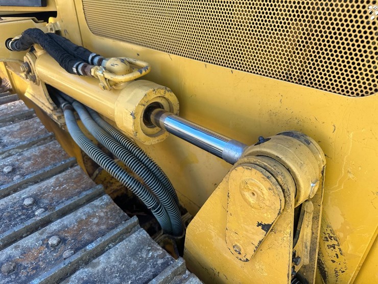 2004-caterpillar-d3g-xl-image-18