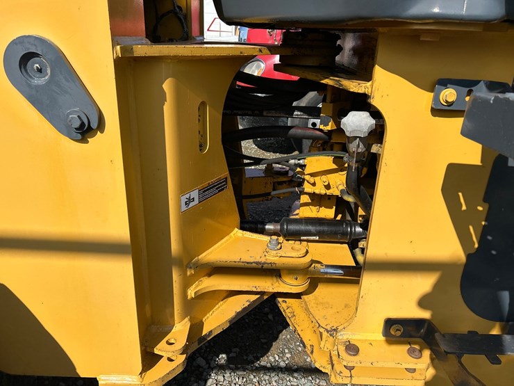 2012-deere-624k-image-40