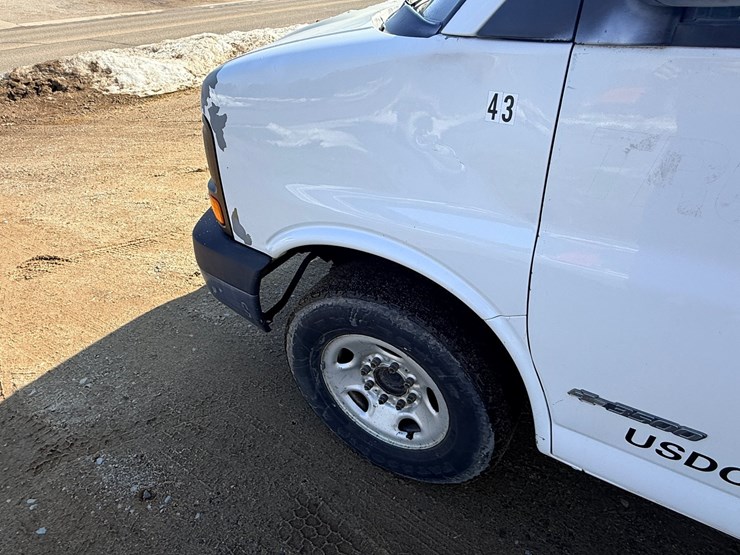 2004-chevrolet-3500-image-10