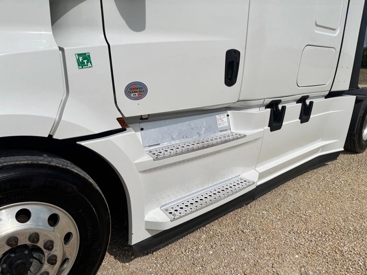 2022-freightliner-cascadia-126-image-9