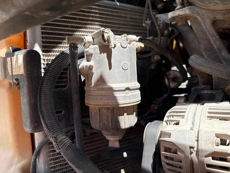 2015-deere-320e-image-33