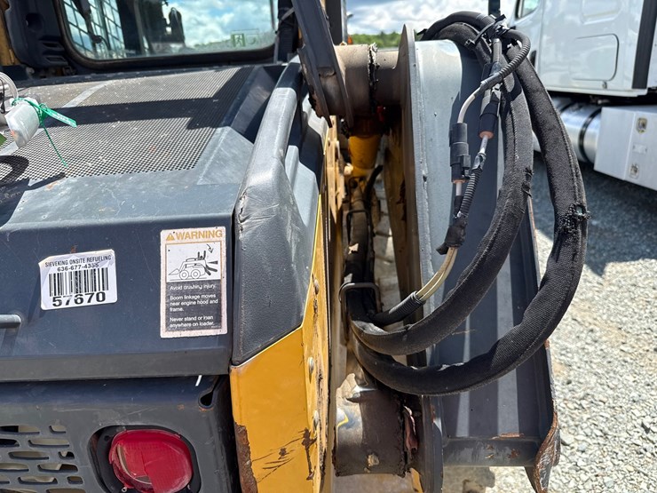 2015-deere-320e-image-23