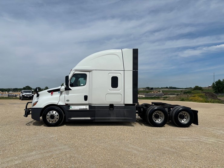 2021-freightliner-cascadia-126-image-2