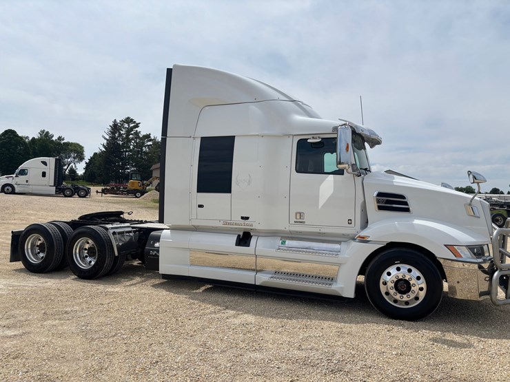 2020-western-star-5700xe-image-4